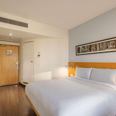 Готель Ibis Gurgaon Golf Course Road - An Accor Brand Екстер'єр фото