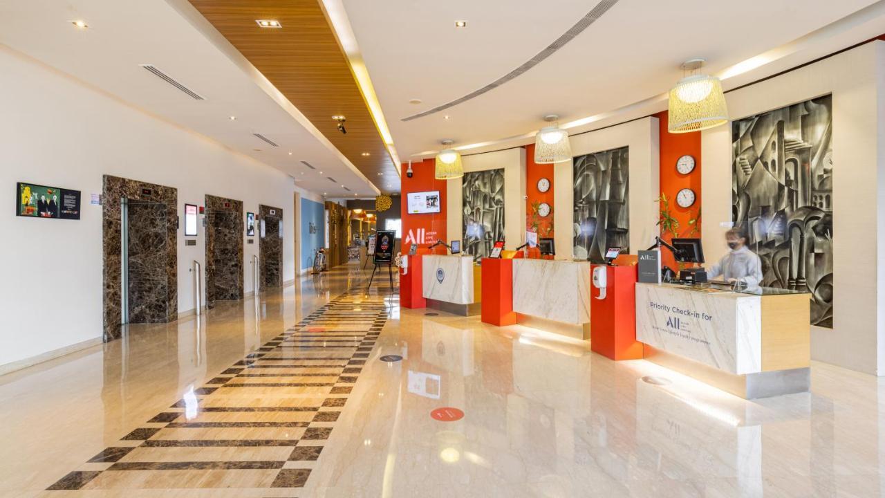Готель Ibis Gurgaon Golf Course Road - An Accor Brand Екстер'єр фото