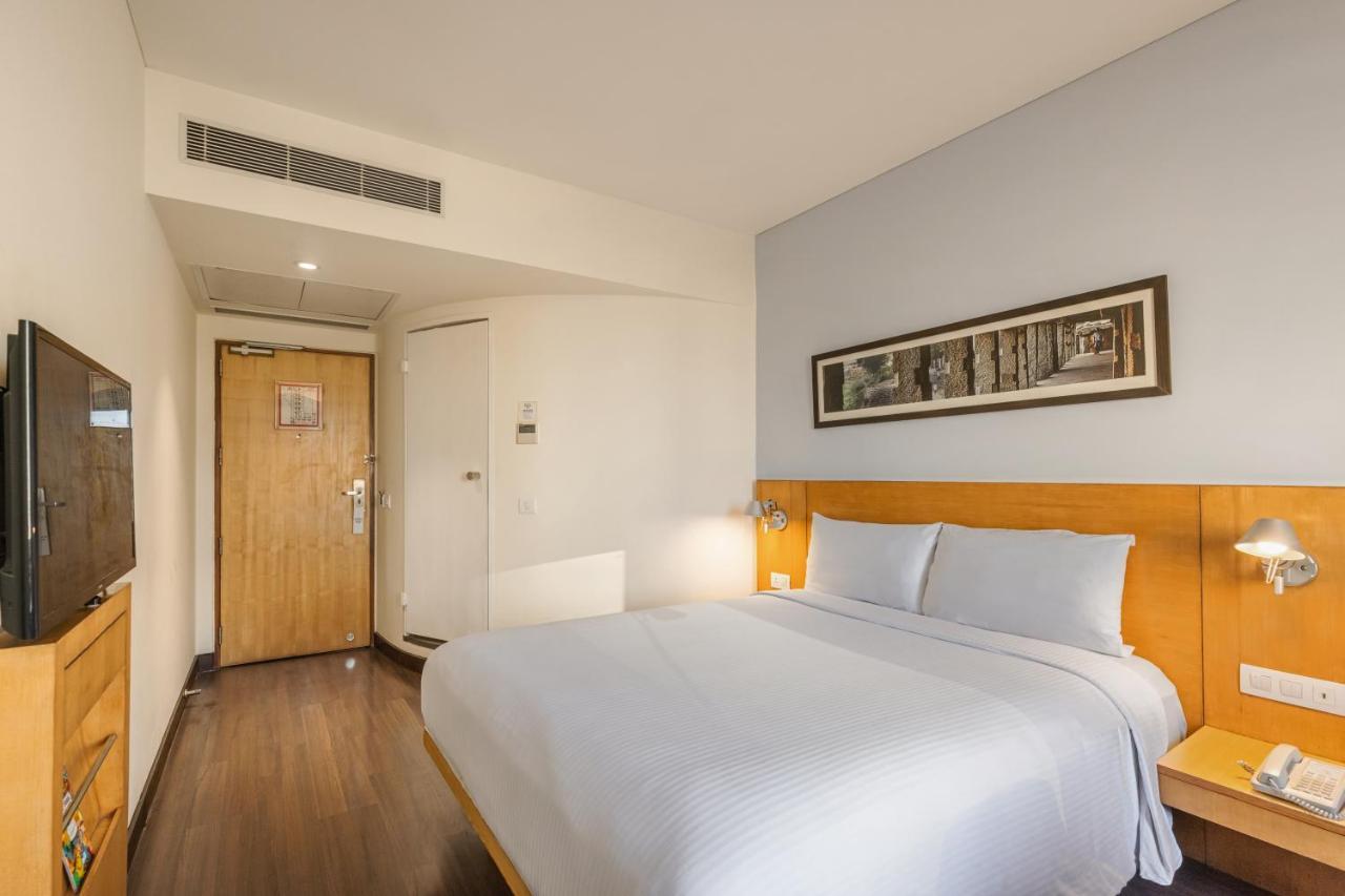 Готель Ibis Gurgaon Golf Course Road - An Accor Brand Екстер'єр фото