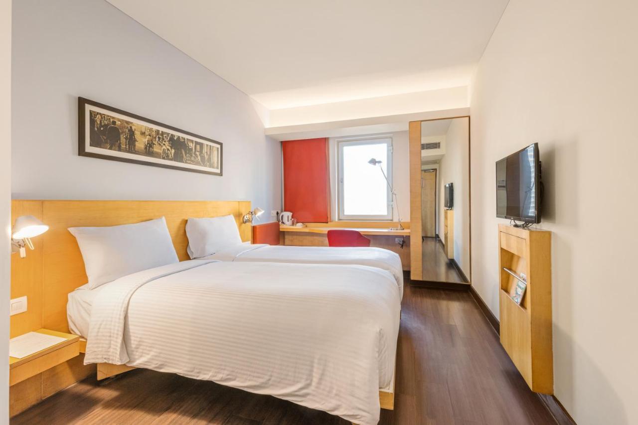 Готель Ibis Gurgaon Golf Course Road - An Accor Brand Екстер'єр фото