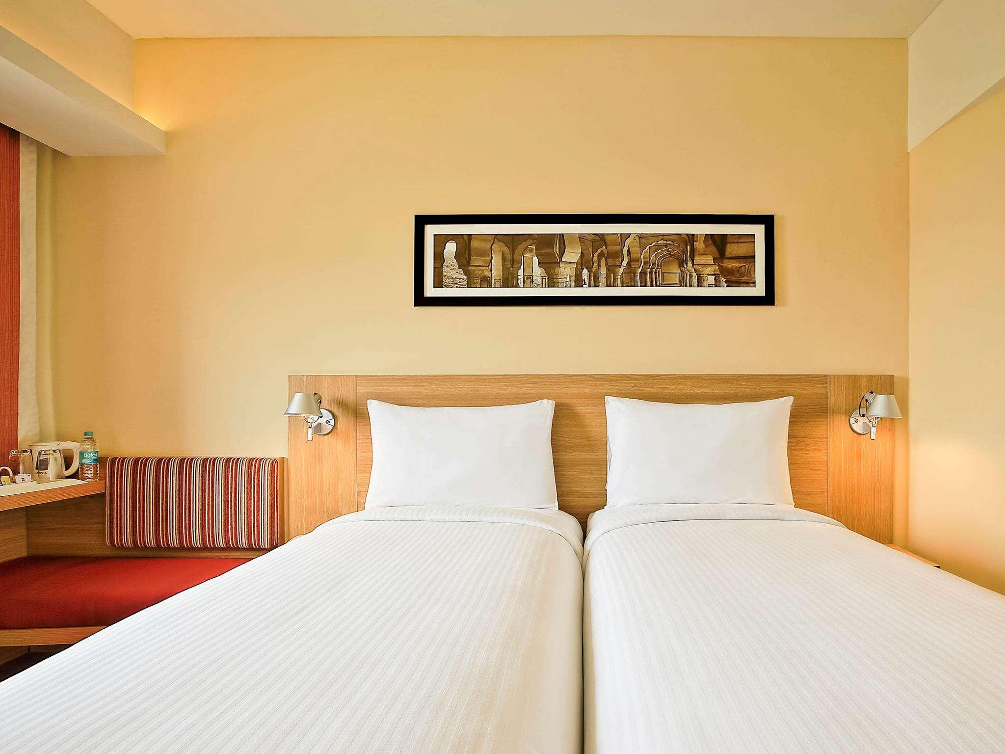Готель Ibis Gurgaon Golf Course Road - An Accor Brand Екстер'єр фото