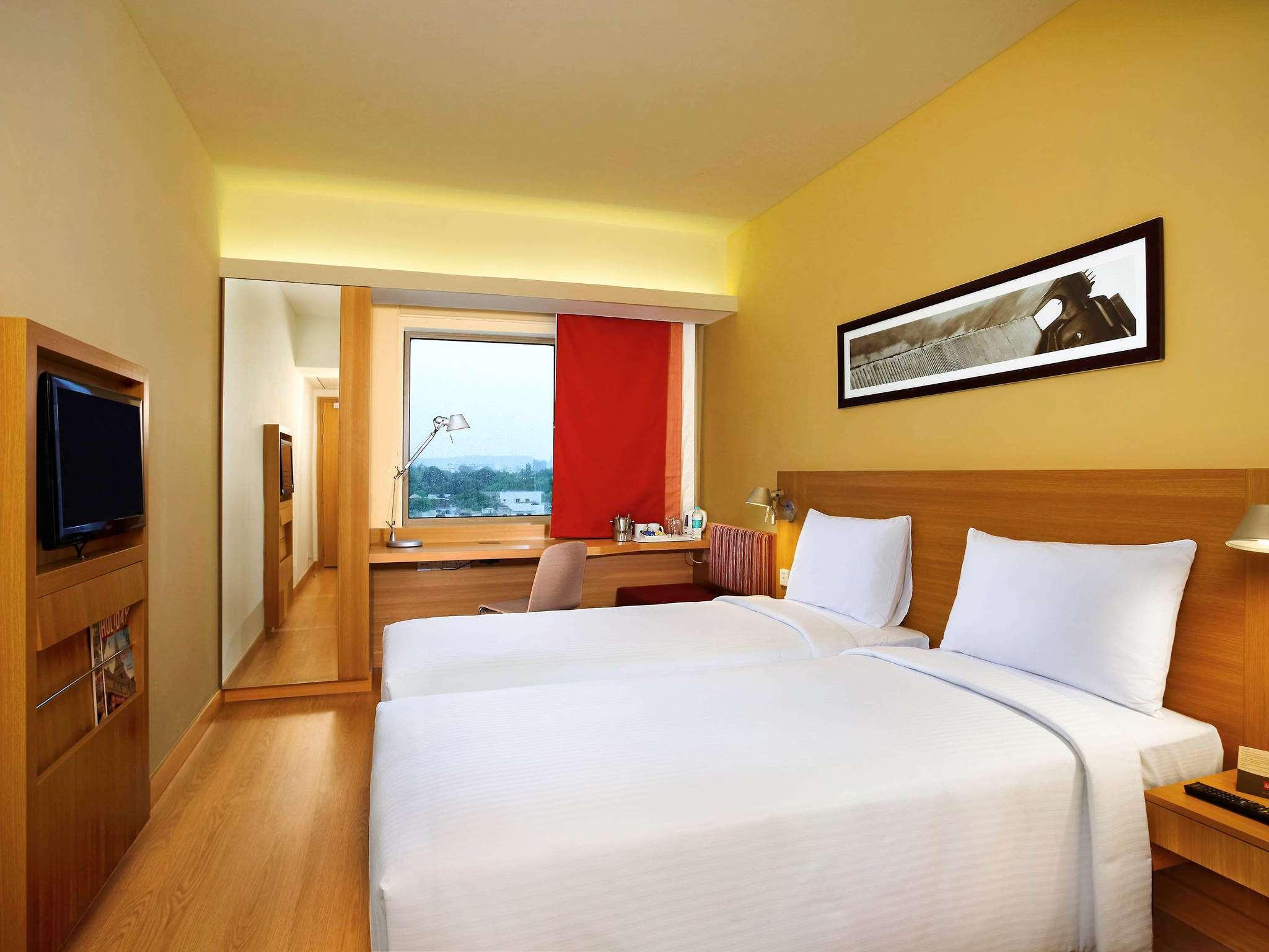 Готель Ibis Gurgaon Golf Course Road - An Accor Brand Екстер'єр фото