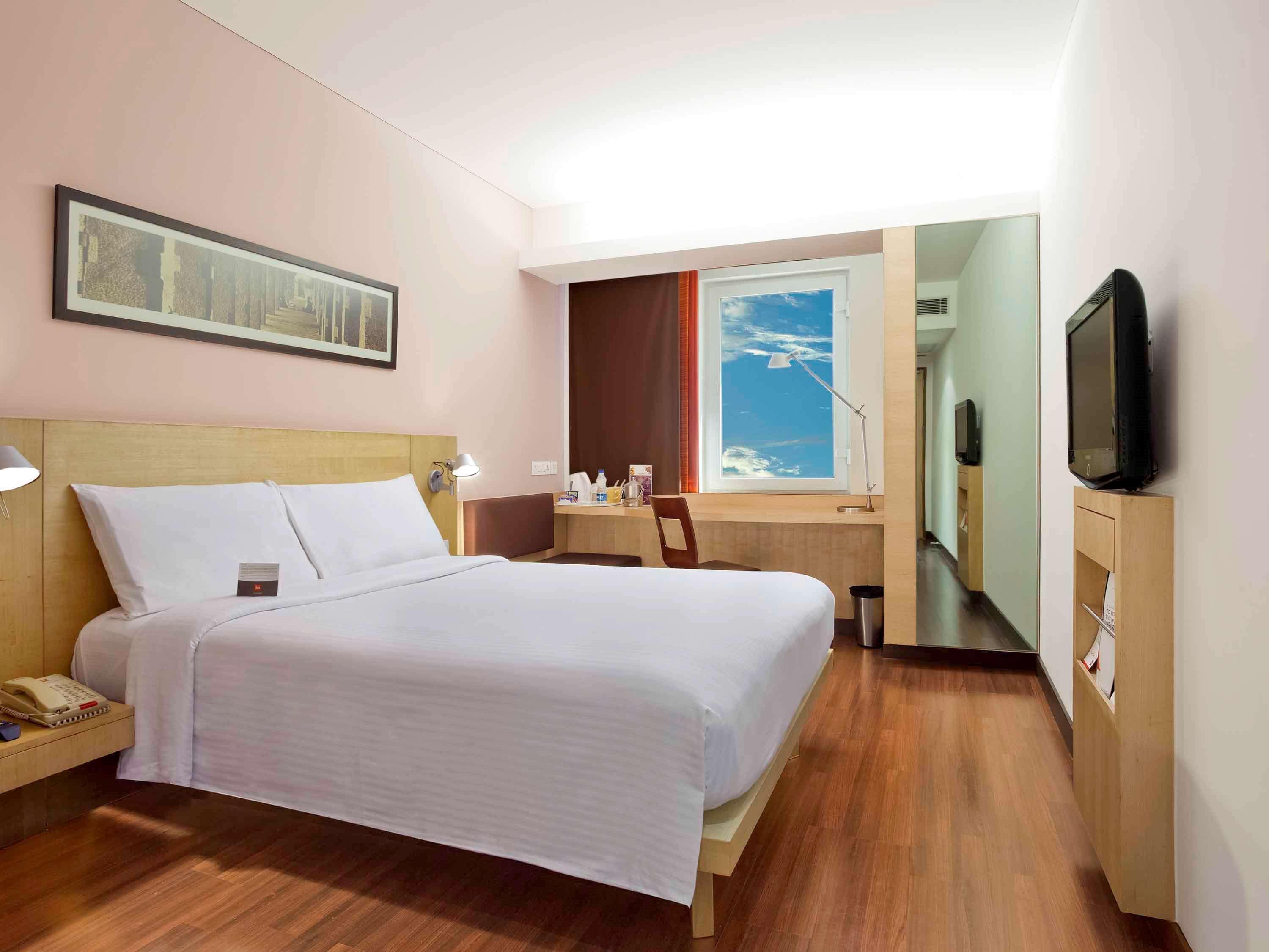 Готель Ibis Gurgaon Golf Course Road - An Accor Brand Екстер'єр фото