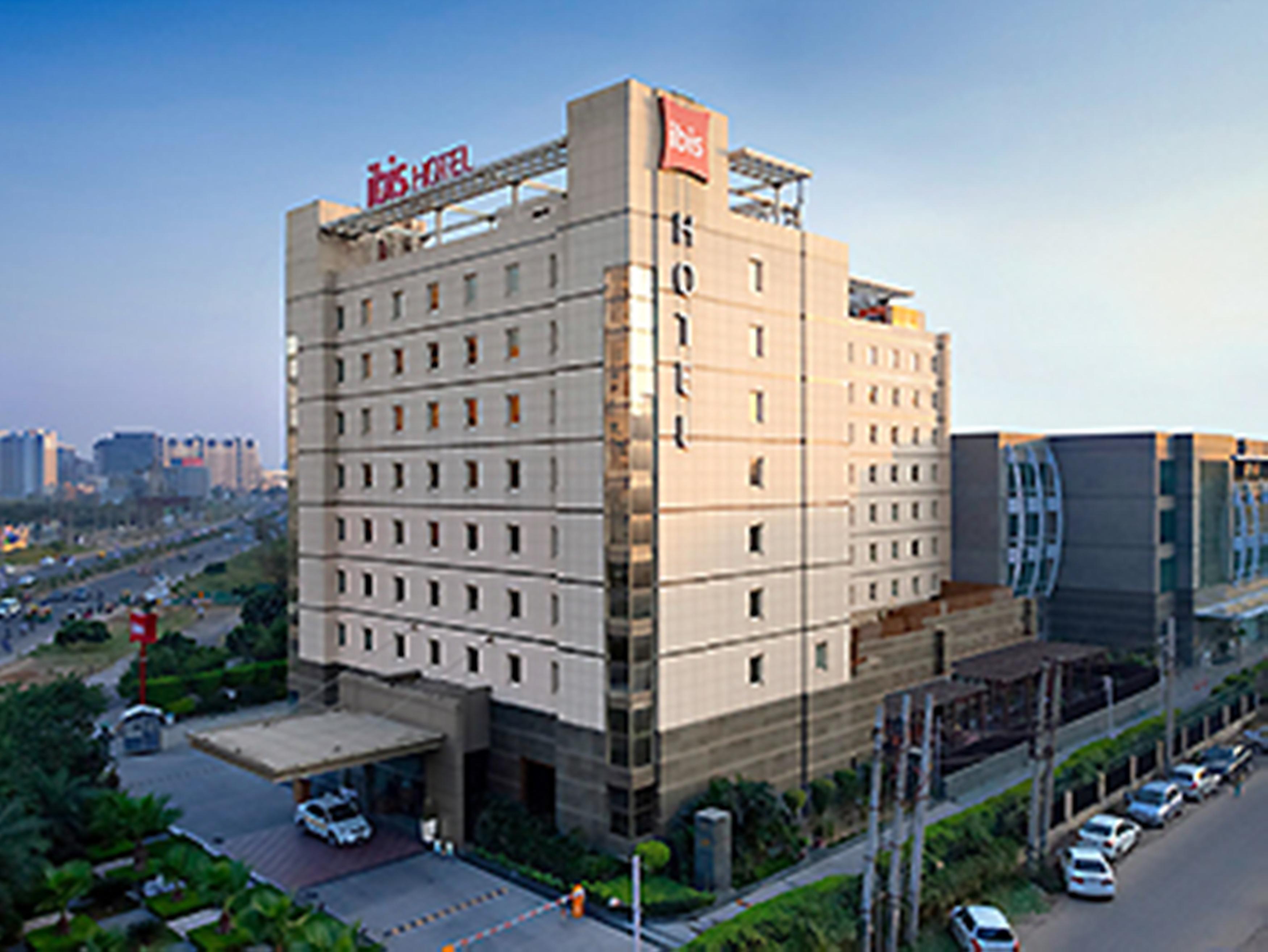 Готель Ibis Gurgaon Golf Course Road - An Accor Brand Екстер'єр фото